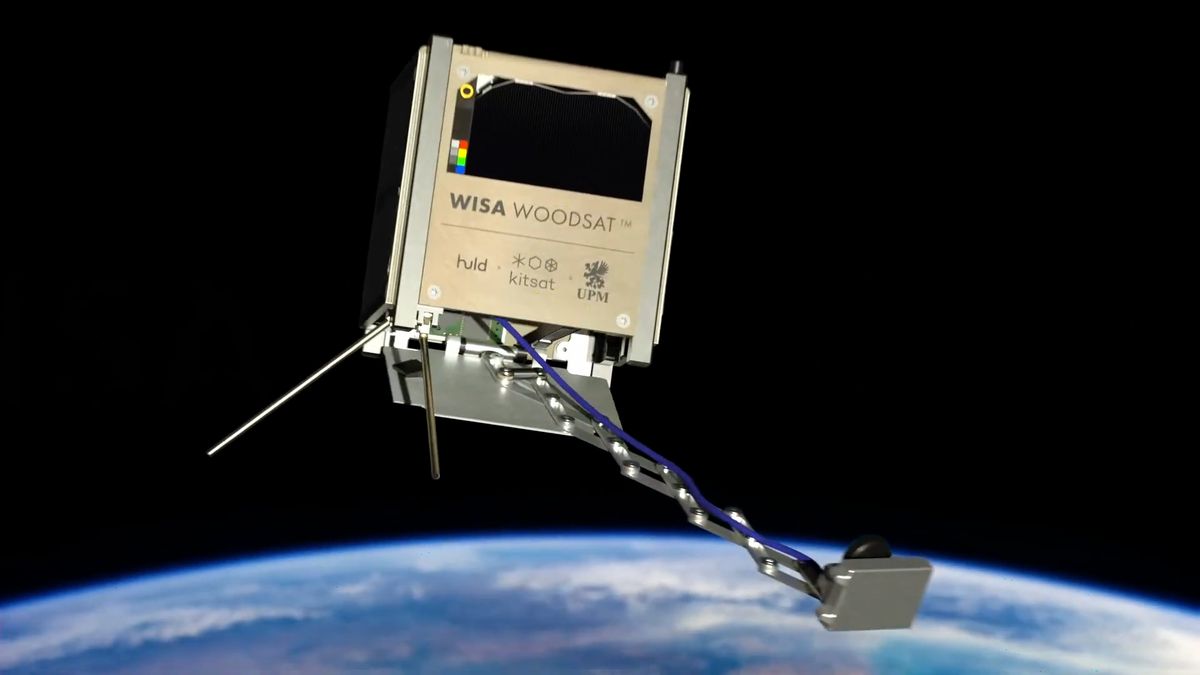 První dřevěný satelit poletí do kosmu. Prošel testem